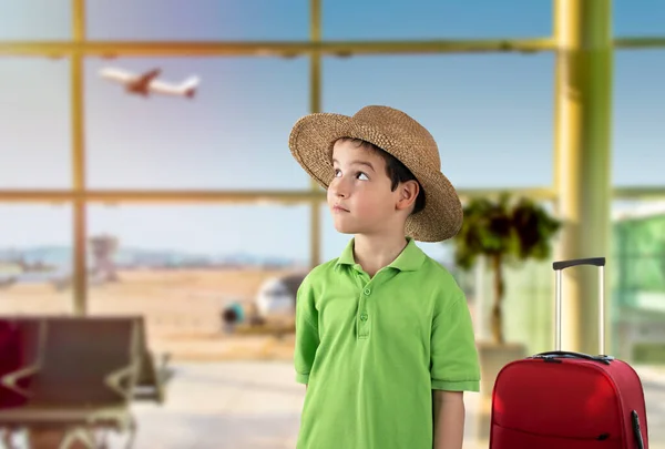 空港の小さな子供は質問 思慮深い表現について考えています — ストック写真