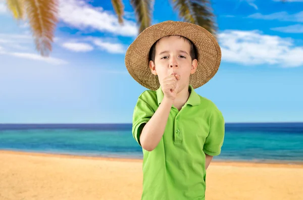 Mały Chłopiec Stojący Plaży Czuje Się Źle Kaszle Jako Objaw — Zdjęcie stockowe