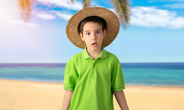 Dziecko Wakacjach Zielonym Shircie Tropikalnej Plaży Przestraszone Zszokowane Zaskakującą Ekspresją — Zdjęcie stockowe