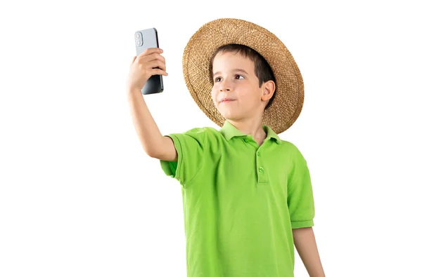 Studio Zdjęcie Dziecka Kapeluszu Uśmiechnięty Pewny Siebie Podejmowania Selfie Przez — Zdjęcie stockowe