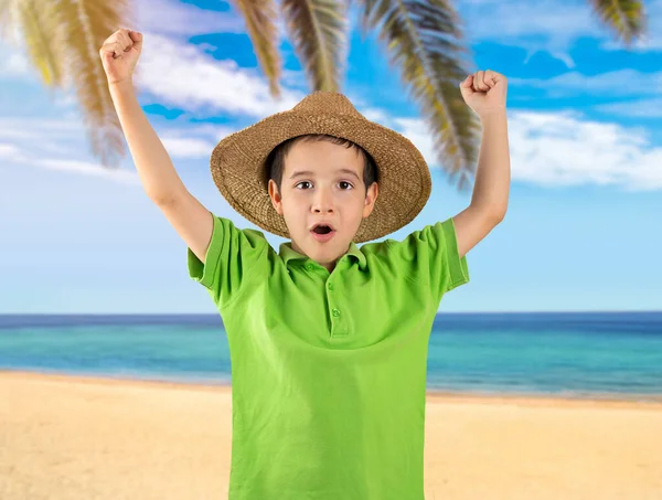 Dziecko Wakacjach Zielonym Shircie Letni Kapelusz Tropikalnej Plaży Bardzo Szczęśliwy — Zdjęcie stockowe