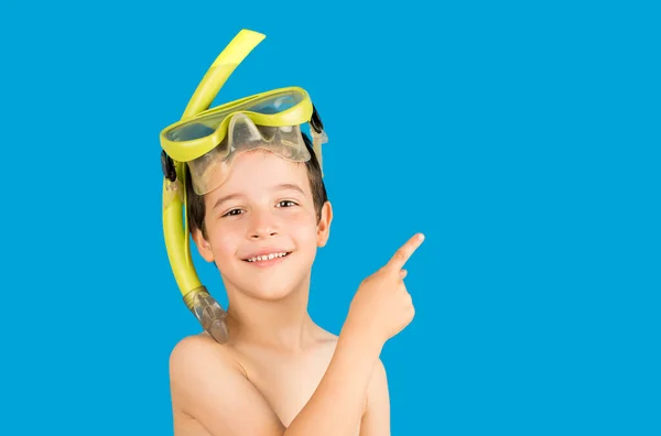 Maskeli Şnorkelli Bir Çocuk Şnorkelleme Yüzme Tatil Konsepti Mavi Arka — Stok fotoğraf