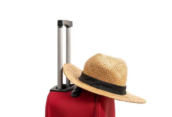 旅行や休暇の目的で 赤い色のシンプルな現代的なスーツケースは 藁帽子と純粋な白い背景にうまく隔離されています ロイヤリティフリーのストック画像