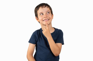 Düşünceli bir çocuk, beyaz bir arka planda izole edilmiş bir şekilde fotokopi odasına bakar. Komik çocuk dudakları parmaklarını ağzının kenarında tutar ve bir tür şaka, kavramsal görüntü oluşturur.