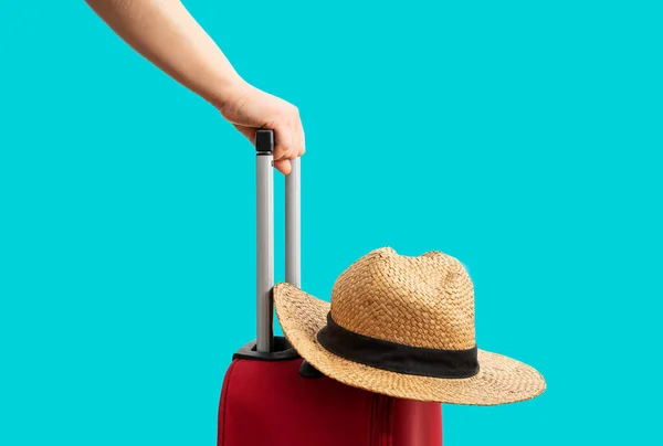 有红色手提箱和蓝色背景的帽子的女人 旅游概念 — 图库照片
