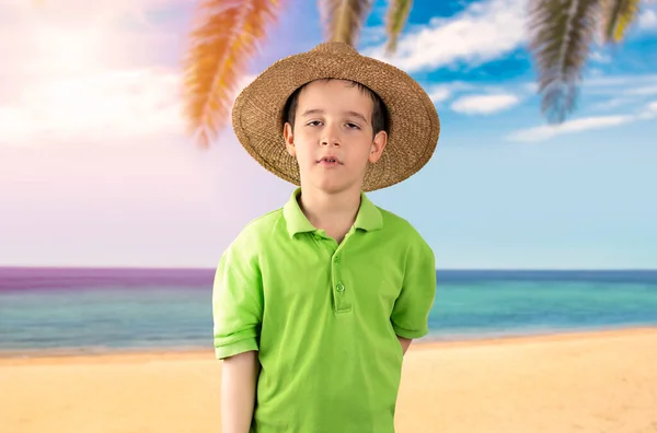 Zmęczony Chłopiec Który Jest Gorący Senny Tropikalnej Plaży — Zdjęcie stockowe