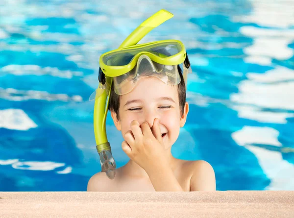 Criança Com Máscara Tuba Snorkel Com Mão Nariz Sorrindo Feliz — Fotografia de Stock