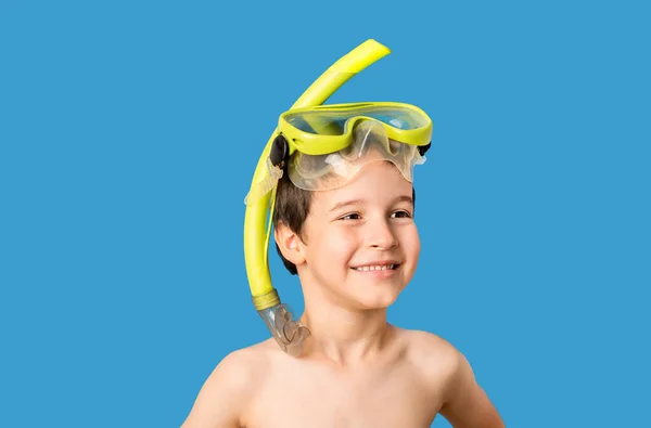 Dziecko Maską Nurkowania Tuba Rurka Stojące Niebieskim Tle Patrząc Bok — Zdjęcie stockowe