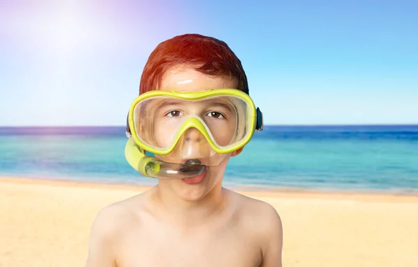 Bambino Con Maschera Tuba Boccaglio Con Viso Scioccato Snorkeling Nuoto — Foto Stock