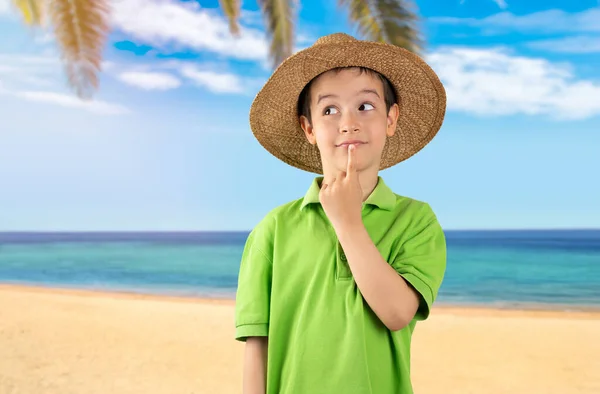 Mały Chłopiec Zielonej Koszulce Kapeluszu Plaży Ręką Podbródku Myślący Pytaniu — Zdjęcie stockowe