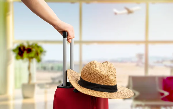Piros Bőrönddel Sapkával Repülőtéren Áll Turizmus Koncepció — Stock Fotó