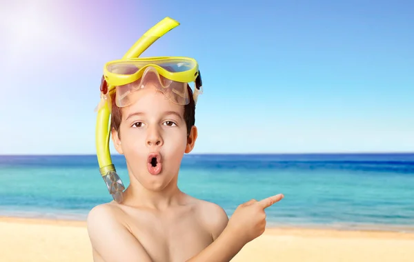 Dziecko Masce Tuba Snorkel Wskazując Nurkowanie Pływanie Koncepcja Wakacji Tropikalnej — Zdjęcie stockowe