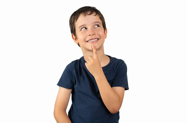 白い背景に隔離されたコピースペースの思考を離れて見て 面白い子供の唇は何かの冗談 概念的なイメージを考えて口の近くに指を保持します — ストック写真