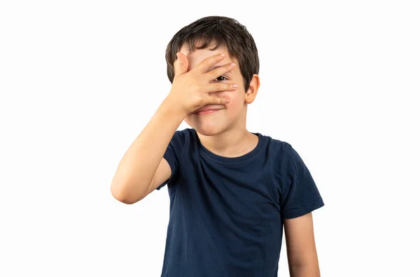 Niño Con Camiseta Azul Pie Sobre Fondo Blanco Aislado Asomándose — Foto de Stock