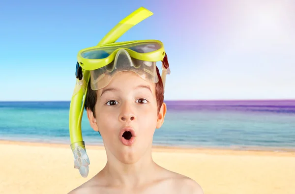 Kind Met Masker Tuba Snorkel Met Geschokt Gezicht Snorkelen Zwemmen — Stockfoto