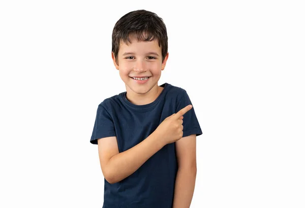 Mały Chłopiec Odosobnionym Tle Uśmiechający Się Patrzący Kamerę Jedną Ręką — Zdjęcie stockowe
