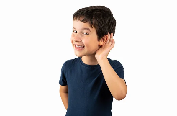 Jovem Sobre Fundo Isolado Sorrindo Com Mão Sobre Ouvido Ouvindo — Fotografia de Stock
