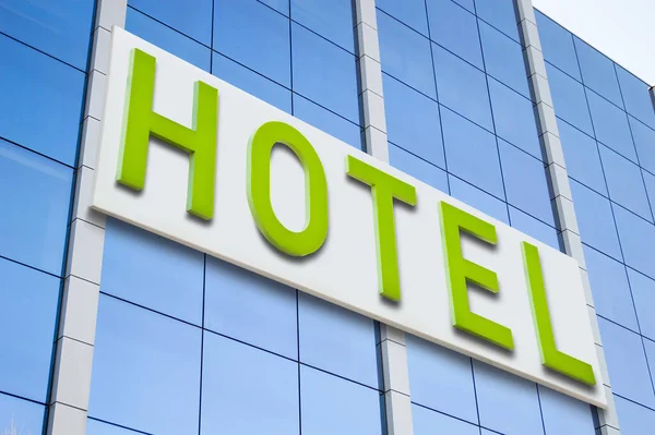 Oben Hotelwort Mit Grünen Buchstaben Auf Luxushotel lizenzfreie Stockbilder