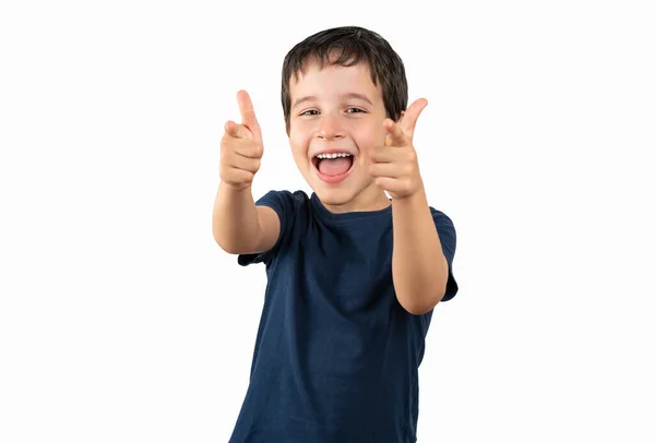 一个快乐的男孩用手指对着相机 惊讶地大声笑 取笑你的形象 在白色背景下隔离的室内拍摄 图库照片