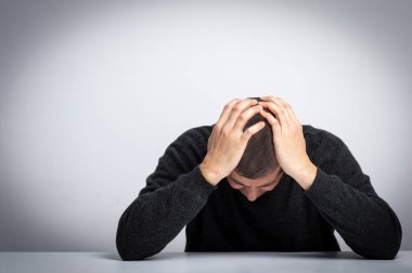 Evsiz adam uyuşturucu ve alkol bağımlısı evde yalnız ve bunalımda. Endişeli ve yalnız hissediyorum..