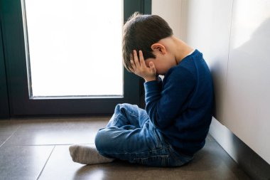 Kafası havada sorunlu bir çocuk okulda kabadayılık, depresyon ya da hüsran konsepti üzerinde oturuyor.