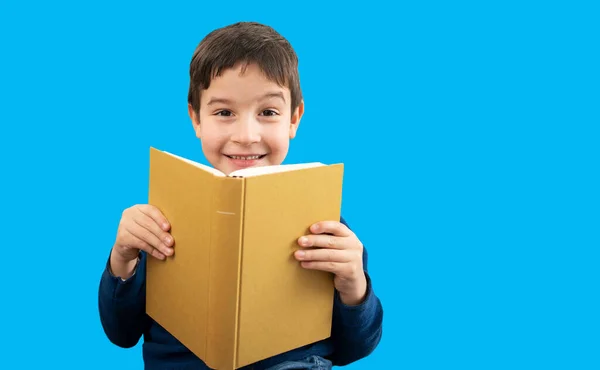 Дитина Сидить Дивані Тримає Книгу Перед Обличчям Кімнаті — стокове фото