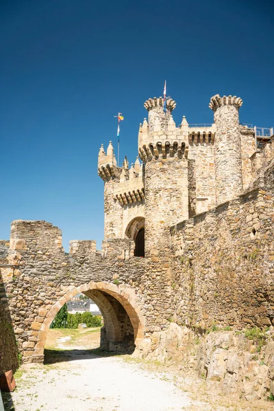 十二世纪圣殿骑士城堡 Castillo Los Templarios 的立面和桥梁 免版税图库图片