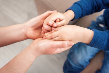 Sevgi, destek ve anne güven, güvenlik ve evlatlık edinme umudu için çocukla el ele tutuşuyor. Aile bağları kurarken umut, tavsiye ve barışa bağlanıyor.