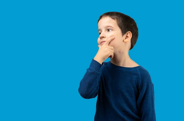 Niño Pelo Oscuro Vistiendo Camisa Azul Pie Sobre Fondo Azul — Foto de Stock