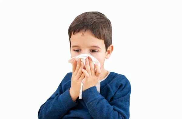 白い背景を持つインフルエンザの症状を患うワイプで吹く子供 — ストック写真