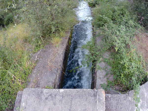 Vista Alta Água Irrigação Agrícola Água Bombeada Para Canal — Fotografia de Stock