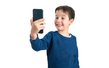 Mutlu çocuk beyaz arkaplan ile selfie çekiyor.