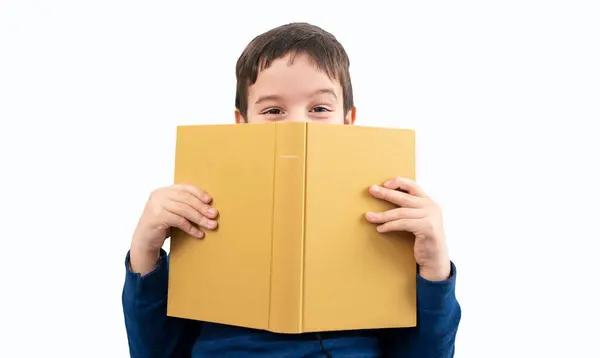Kind Zittend Bank Boek Voor Zijn Gezicht Met Witte Achtergrond Stockfoto
