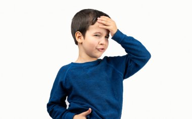 Stresli, koyu saçlı, eli başının üstünde çocuk, utanç ve şaşkınlık dolu bir yüz, kızgın ve hayal kırıklığına uğramış. Beyaz arka planda yanlışlıkla korku ve rahatsızlık..