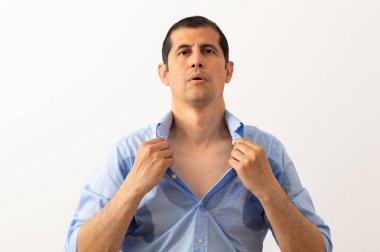Evde giyinmiş yakışıklı bir gencin fotoğrafı.