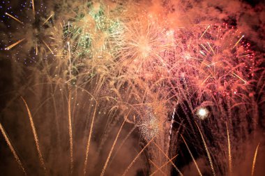 Geniş karanlık ile renkli havai fişekler