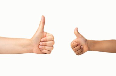 Genç kız ve çocukların el hareketlerini yakından çek, başparmaklarını göster. Beyaz arkaplanda izole