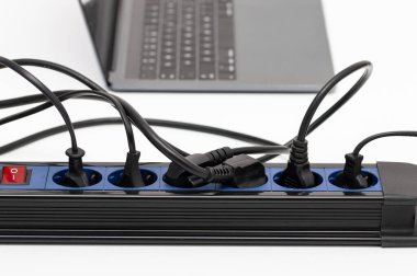 Elektrik prizinin prizini kapat evdeki bir masanın üzerinde bir sürü bağlantı ve aşırı elektrik yüklenmesi var.