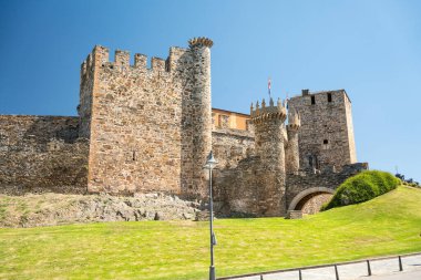 Ponferrada, Kastilya ve Leon, İspanya - 25 Eylül 2014: 12. yüzyıl Tapınak Şatosu Cephesi (Castillo de los Templarios