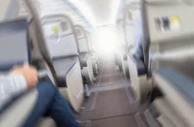 aerophobias kavramı. uçak uçan hava deliği türbülans sırasında sallıyor. Görüntü ticari uçak hızlı aşağı doğru hareket bulanıklığı. Uçuş korkusu. daraltma çökme, depresyon, düşüşünü, yıkım, çökme, gezi.