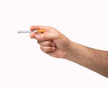 Beyaz arka planda izole edilmiş sigara tutan bir adamın yakın çekimi.