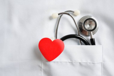 Steteskopu Doktor Cübbesinin cebinde kalp kırıcı ile kapat. Fotokopi alanı ile Küresel Sağlık, Tıp ve Sigorta kavramı.