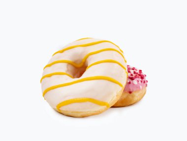 Beyaz çikolatadan yapılmış iki çörek ve beyaz arka planda sarı çizgiler.