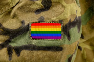 Bir askerin üniformasındaki LGBT bayrağının yakın plan çekimi.
