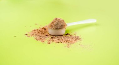 Yeşil arkaplanda beyaz protein kepçesini kapat, boşluğu kopyala