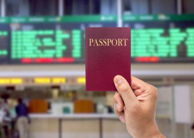 Havaalanında pasaportlu bir adam, uluslararası göçmenlik uçuşu için seyahat vizesi. Kimlik belgeleriyle birlikte uçağın kalkmasını bekleyen turist, yolcu ve yolcuların elleri.