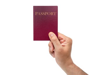 İzole edilmiş beyaz arka planda kırmızı pasaport tutan bir adam..