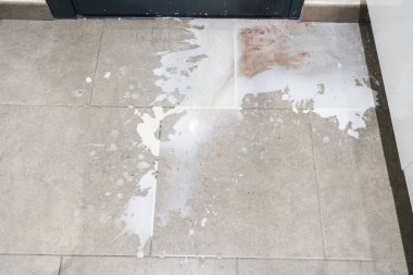 Gri zemindeki süt lekelerinin üst görüntüsü