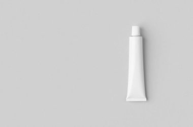 Beyaz metal krem tüp modeli. boş telif alanı ile.