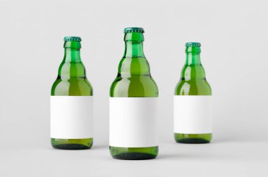 Yeşil Steinie bira şişesi. Üstünde boş etiket var..